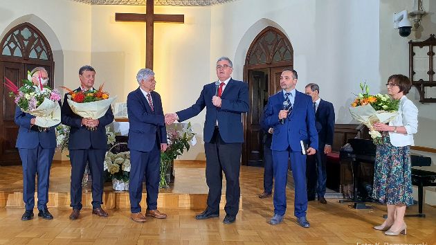 Pastor Daniel Duda, President of the Trans-European Department, is thanking outgoing Polish Church officers for their service 