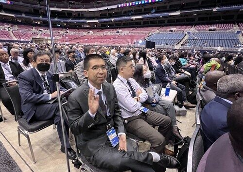 crowd of GC delegates