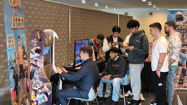 Young people try the Crown of Life mobile game during a public event at the Palace of Congress in Pamplona, Spain, on 14–15 November. The two-day event drew both non-Adventist visitors and local Pathfinders, many of whom expressed interest in the game