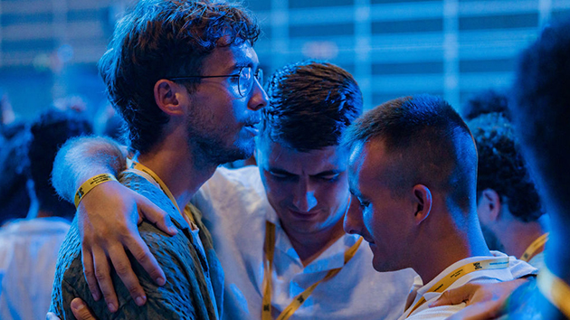 Young people pray together during AYC 2026 in València, Spain, reflecting the spirit of faith and community that marked the congress