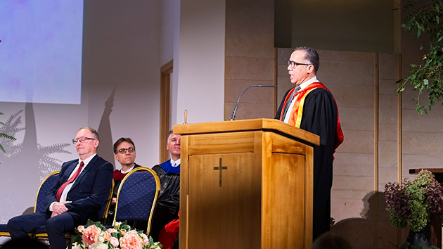 Dr Kayle de Waal addresses the graduates and guests